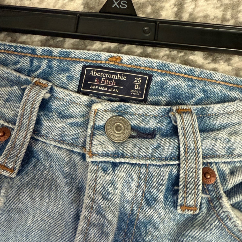 Abercrombie & Fitch Light Wash Distressed Mom Jeans size 25/0 - Picture 6 of 8